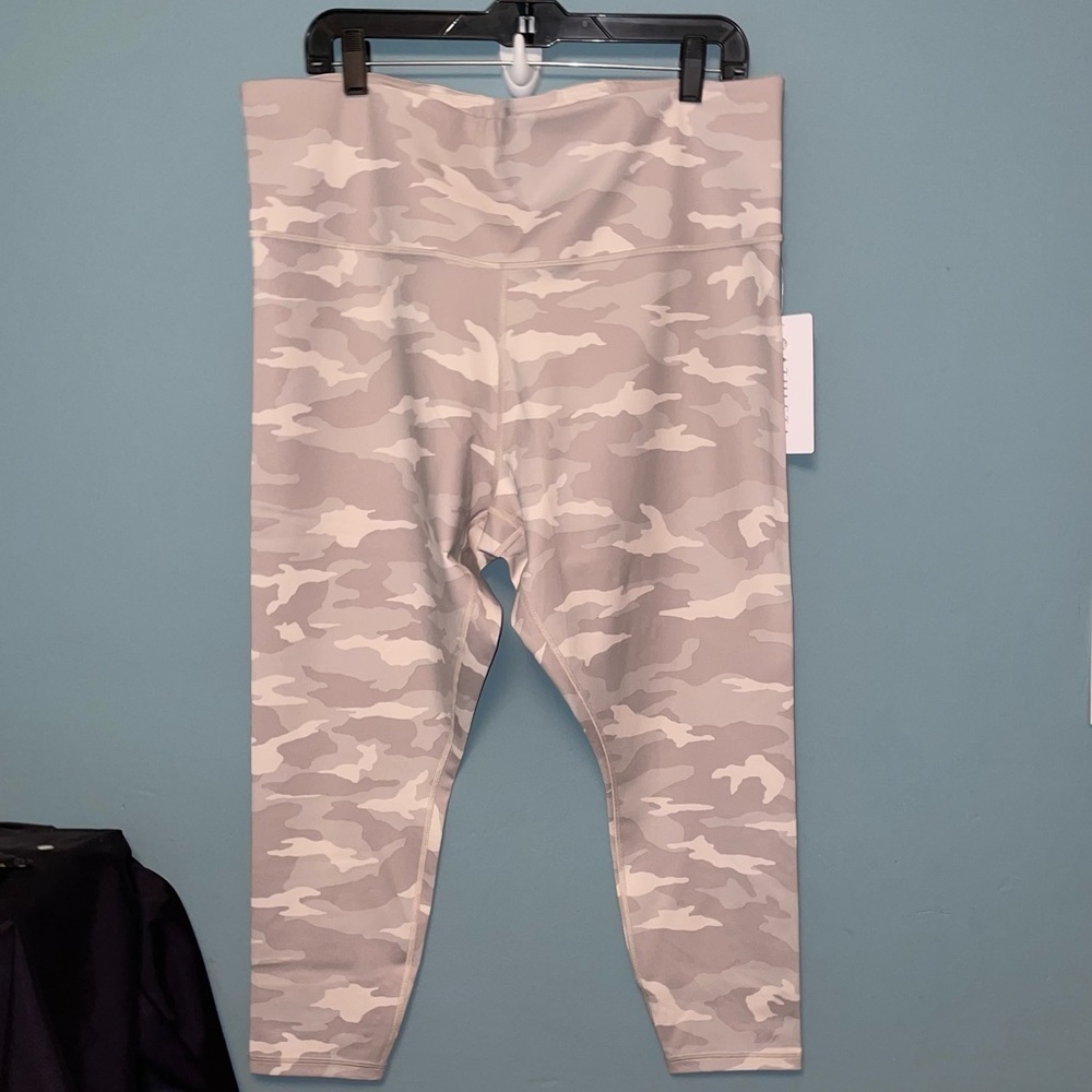 Athleta Elation Camo Tight 7/8 Length in Taupe Size 2X